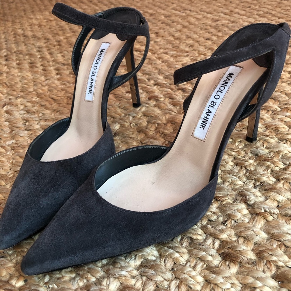 Manolo Blahnik Suede Pump. Dark Grey. Size Italian 8.5